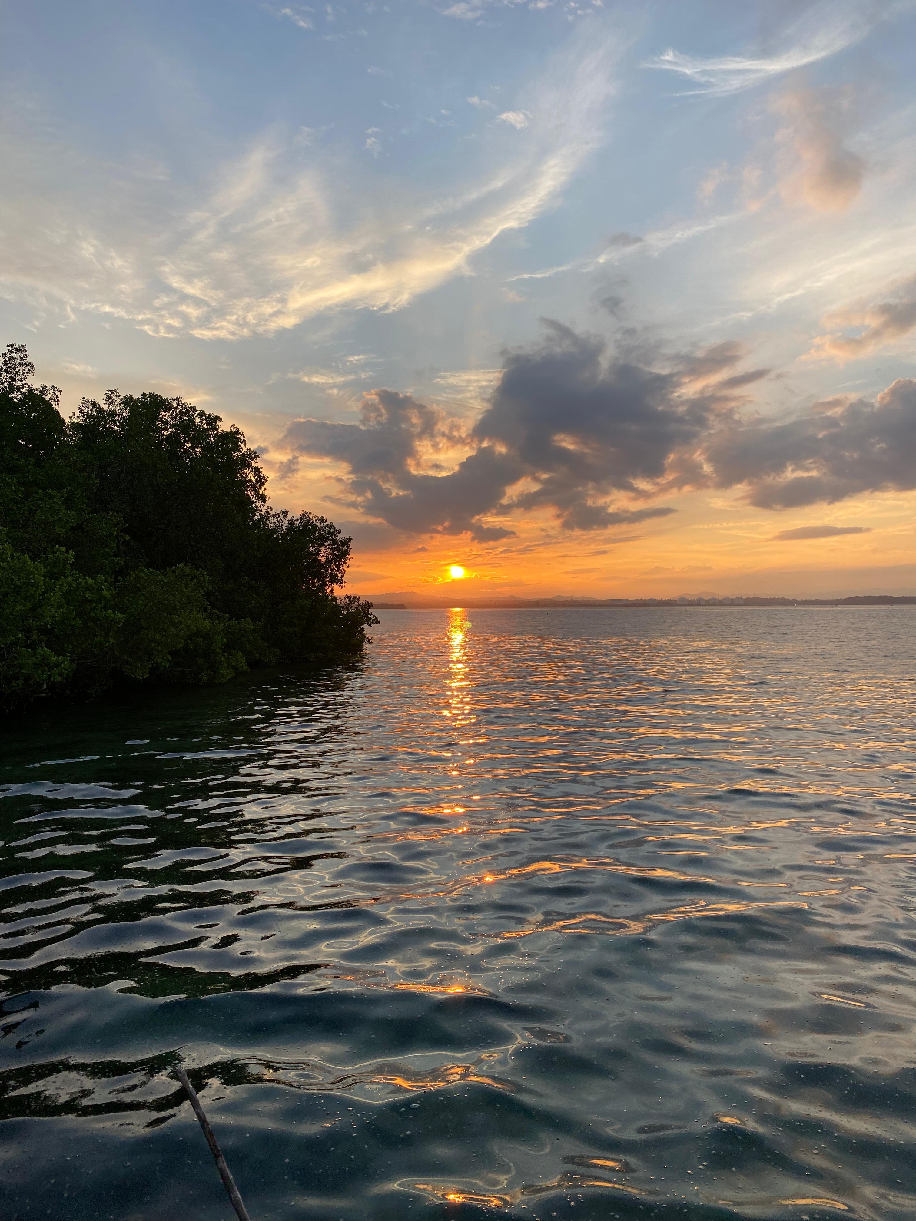 Suasana sunset di ujung kampung | Sumber: Dokumentasi pribadi