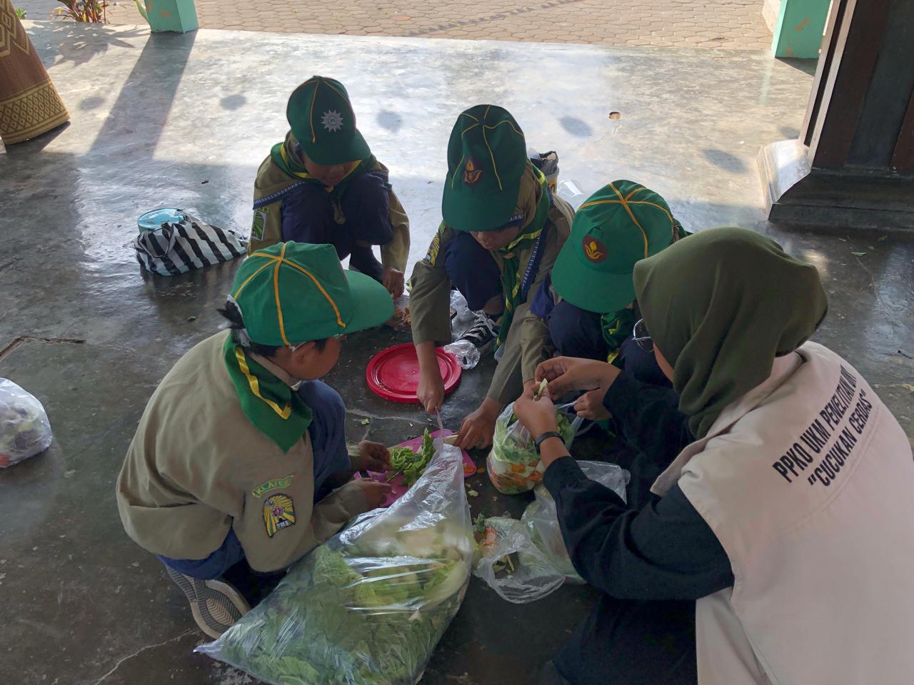 Praktik Pembuatan Eco Enzyme, Foto : Heni Nur Cahyaningsih