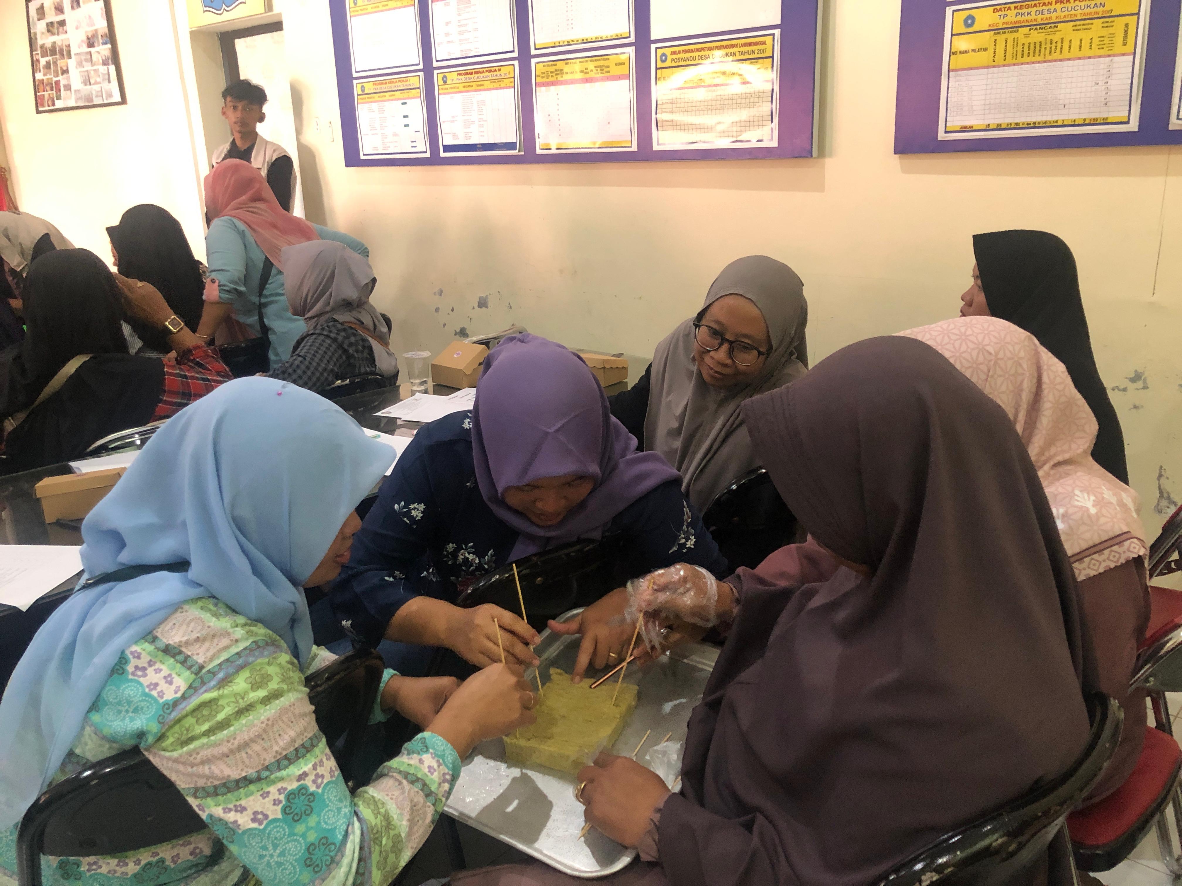 Praktek Semai Selada, Foto : Isa Asma’ul Husna