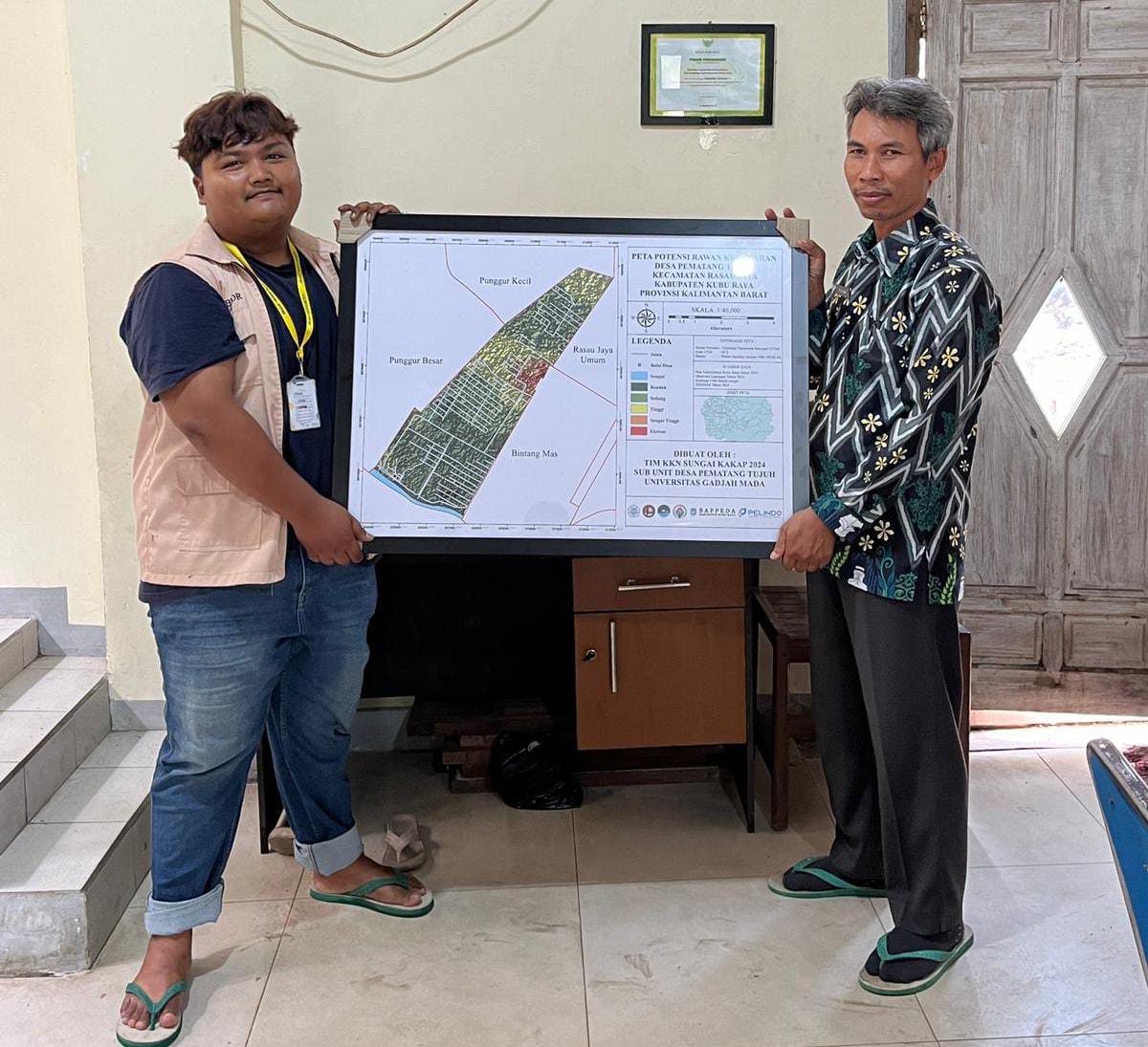 Foto: @Mona/Suaseikakap Abror menyerahkan peta potensi kebakaran Desa Pematang Tujuh kepada perangkat desa