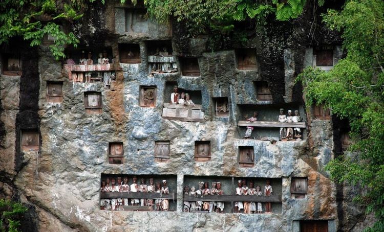 Makam atau Kuburan Batu Khas Masyarakat Toraja Tradisi Ma'nene. Sumber: stakpnsentani.ac.id