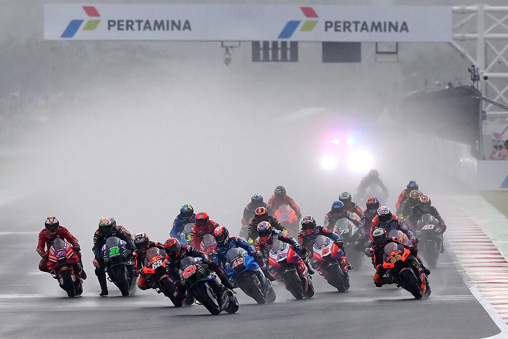 Pembalap MotoGP memulai balapan di Sirkuit Mandalika | Andika Wahyu; Portal Informasi Indonesia, Public domain, via Wikimedia Commons