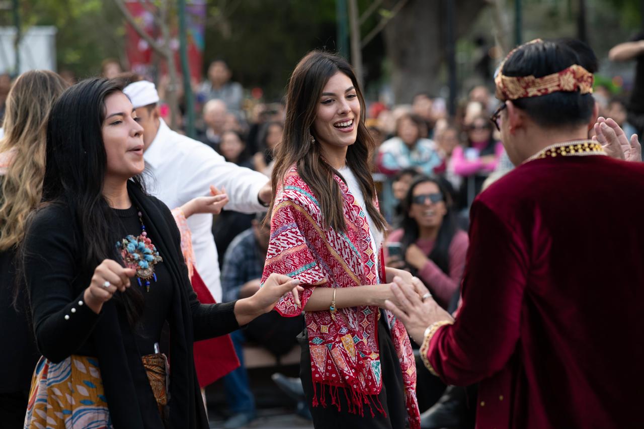 Finalis Miss World Peru yang memakai kain batik khas Pekalongan | Kemlu RI