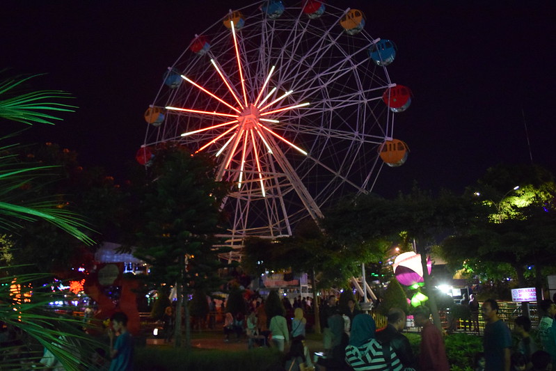 suasana alun-alun kota wisata batu di malam hari