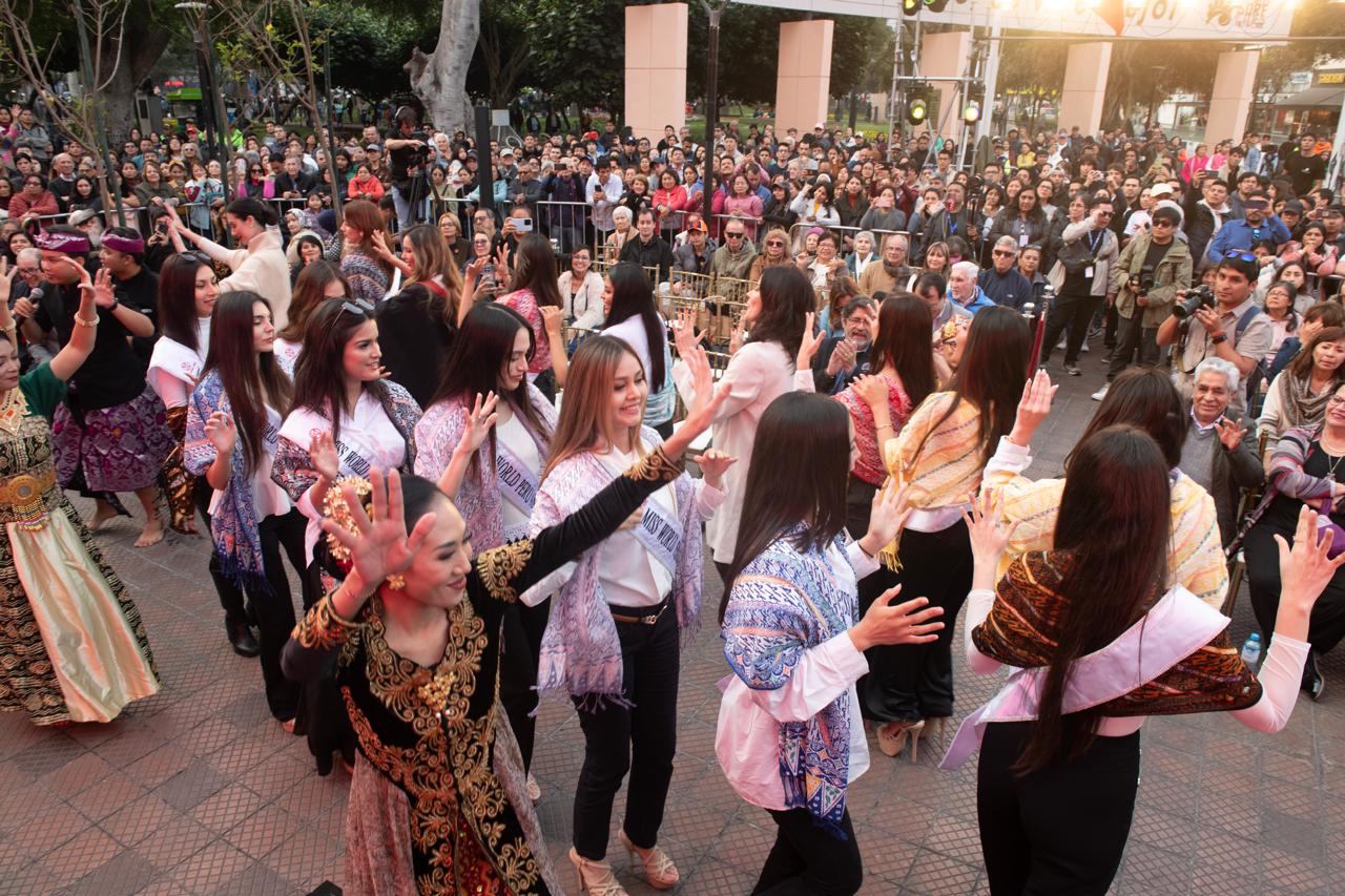 Finalis Miss World Peru yang memakai kain batik khas Pekalongan | Kemlu RI