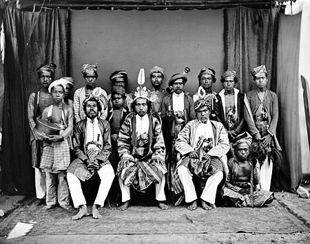 Foto Sekelompok Orang Buton Pada Tahun 1900