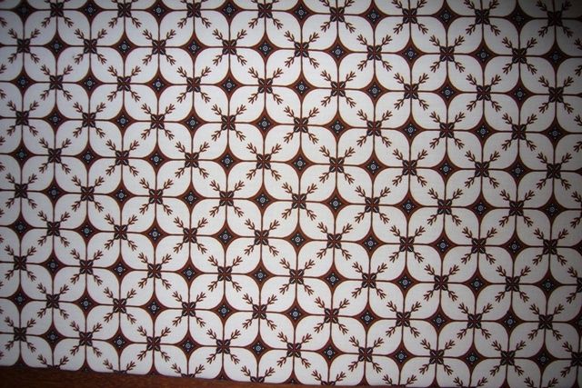 Batik Kawung dengan 4 kelopak berwarna putih dan latar berwarna kecoklatan