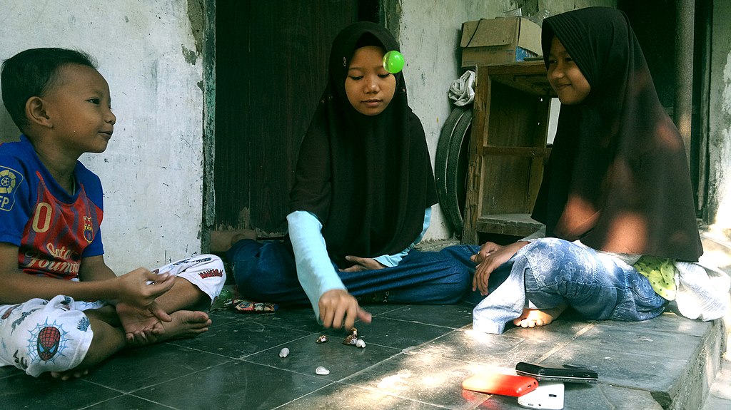 gambar anak-anak sedang bermain bekel, salah satu permaianan tradisional asli indonesia