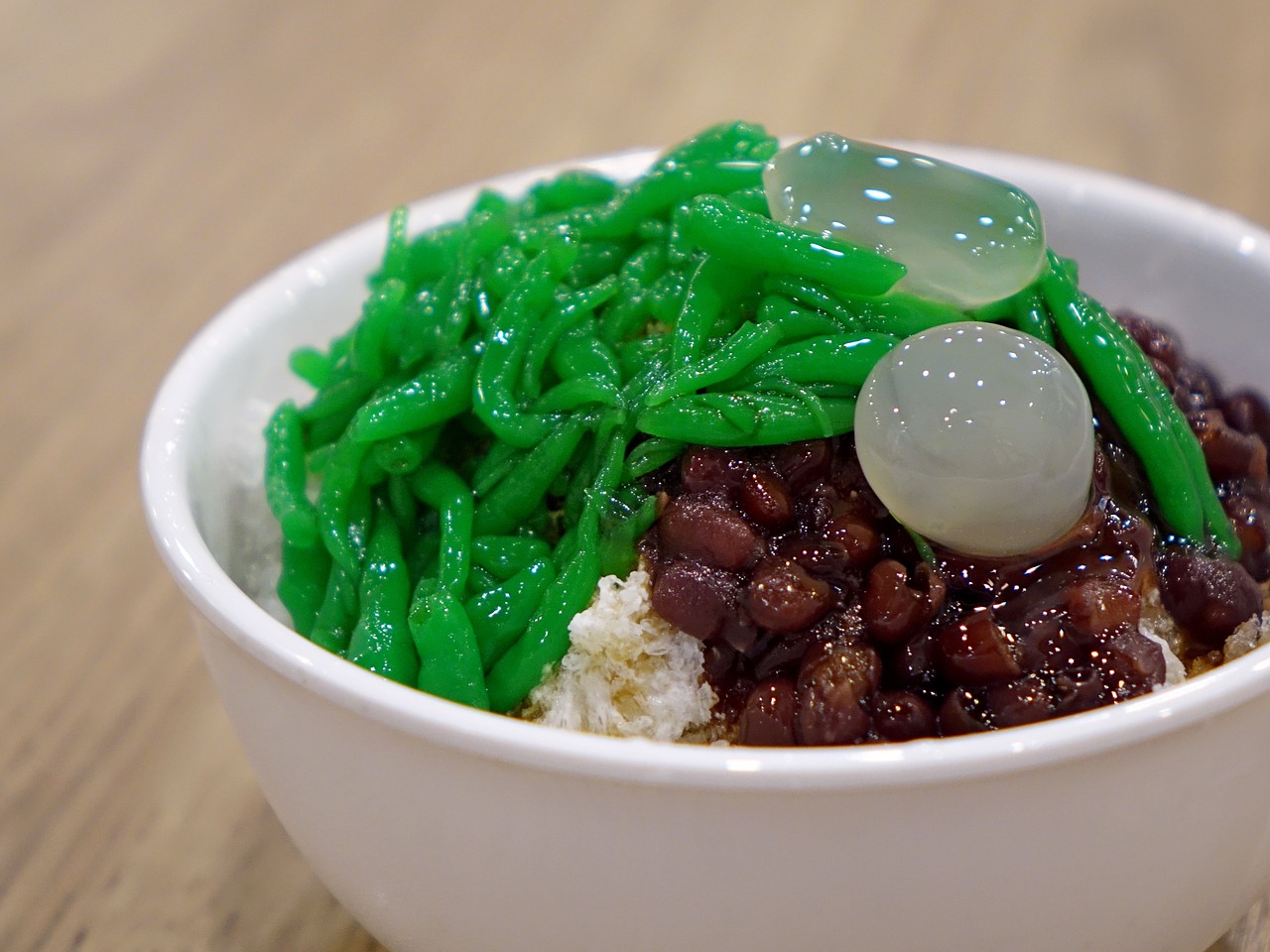 cendol yang disajikan dengan kacang merah dalam sebuah mangkuk