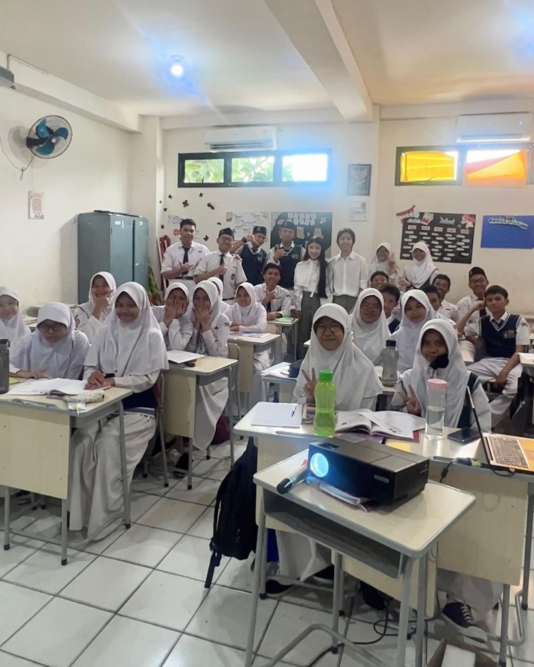 Mischka Aoki dan Devon berkunjung ke SMP Muhammadiyah Jakarta untuk mengajar Bahasa Inggris dan Public Speaking. © instagram @mischkadevon.