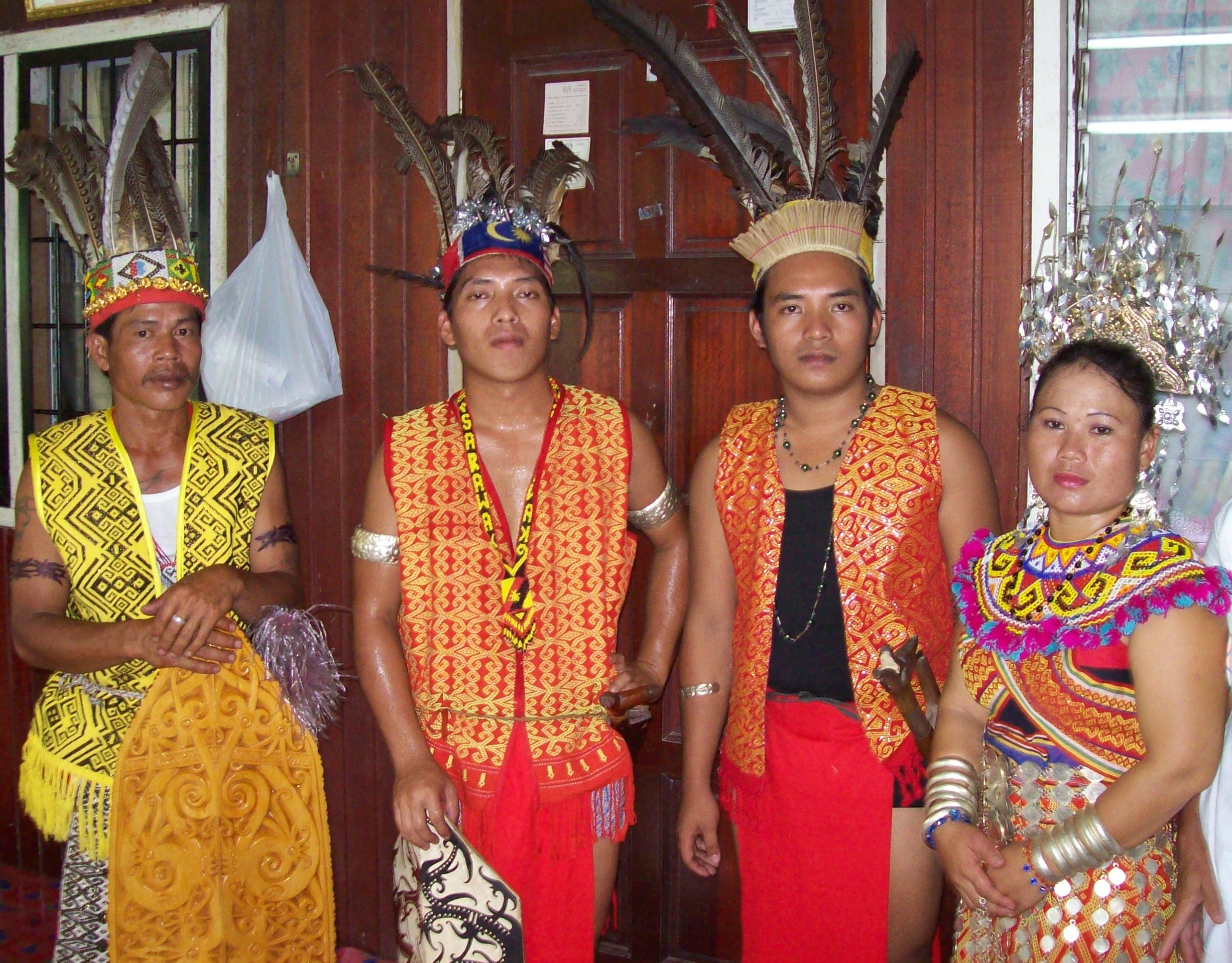 Pakaian Adat Suku Dayak Iban | Sumber gambar: Wikimedia