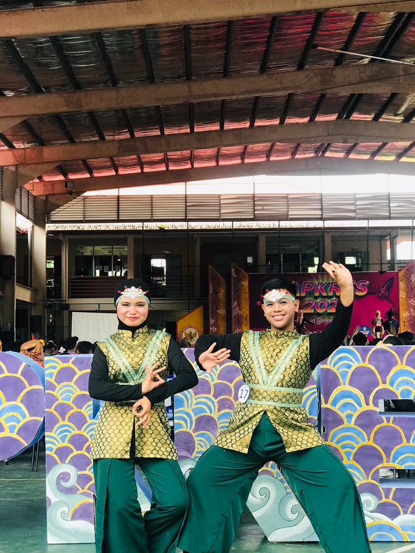 Tarian Ma'rimpa Salo oleh Mhd Denish Ramadhani dan Rabbiyatul Nur Fatiha.
