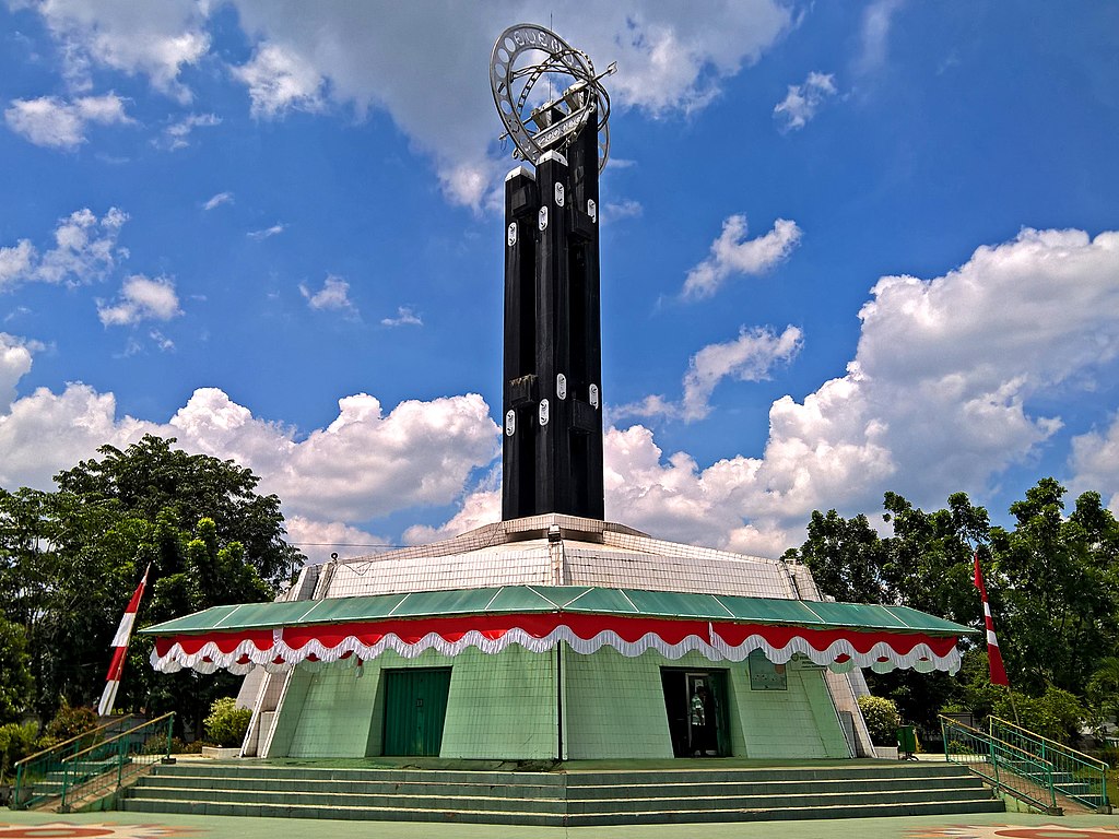Tugu Khatulistiwa Kota Pontianak | Sumber: Wikipedia Commons (baka_neko_baka)