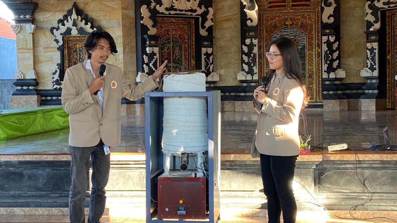 Elaine Karunadevi dan Naufal Rozaan, Tim KKN UGM Nusa Penida dalam Demonstrasi Inovasi Mesin Peleleh