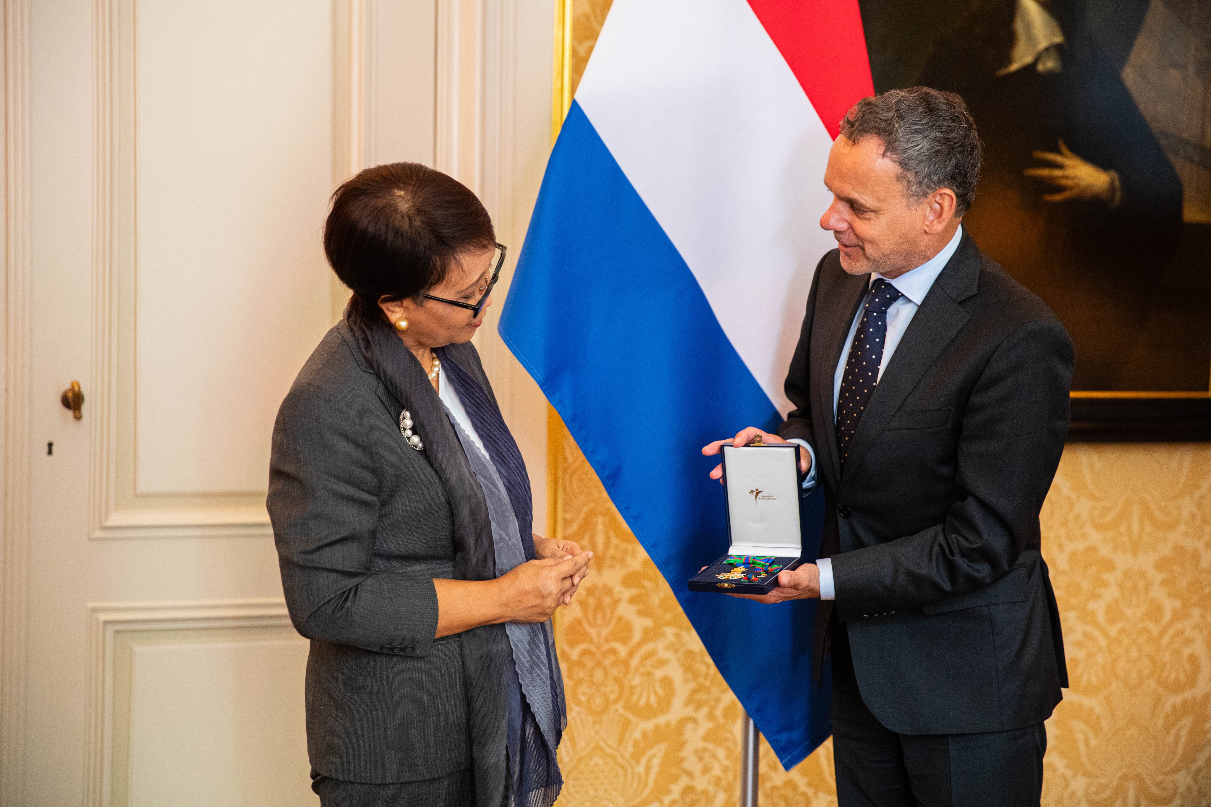 Menlu saat menerima Badge of Honor for Merits | Caspar Veldkamp on X