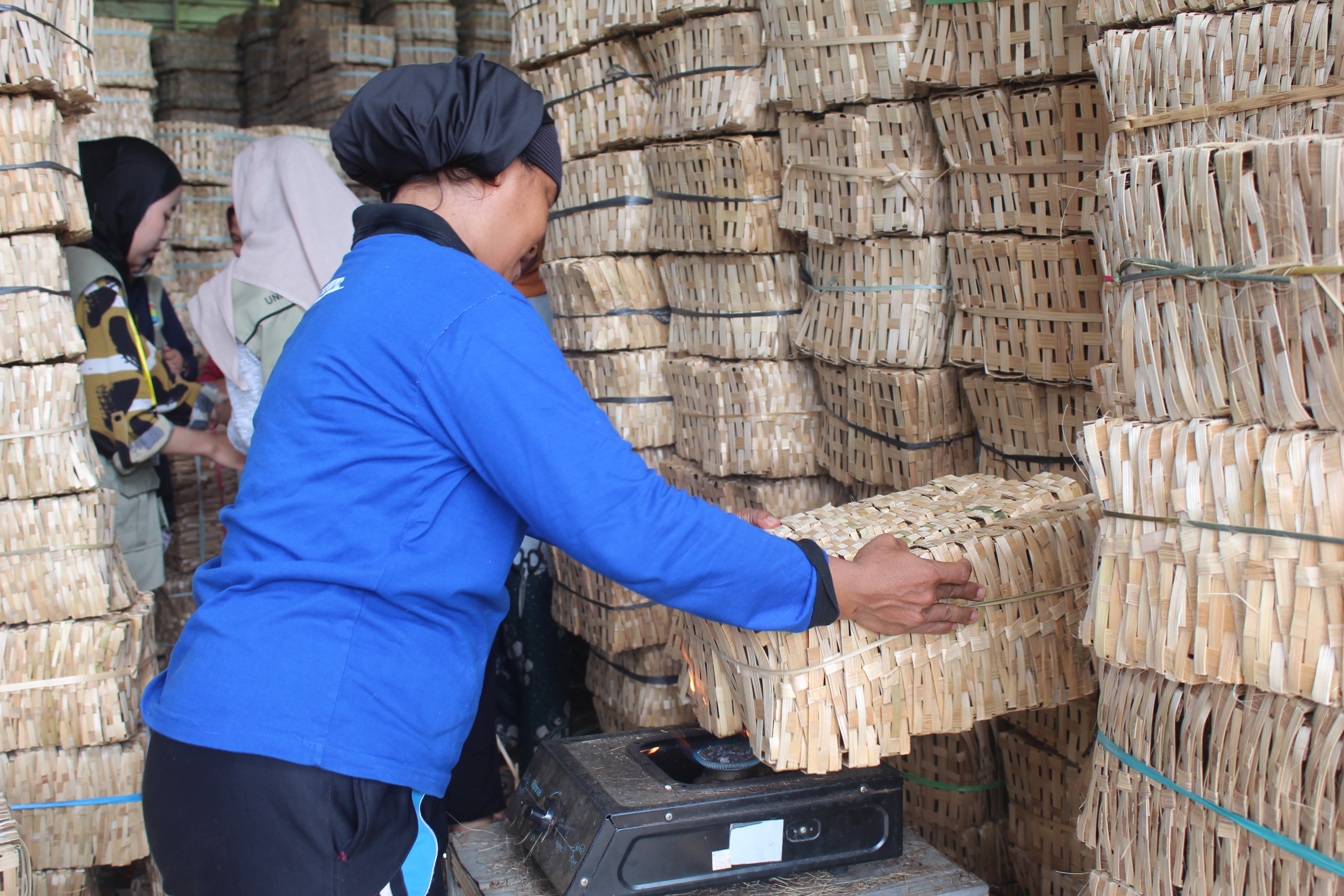 Proses pembakaran reyeng oleh warga Desa Kutorojo | sumber: Dokumentasi Tim KKN Sawijen Kajen