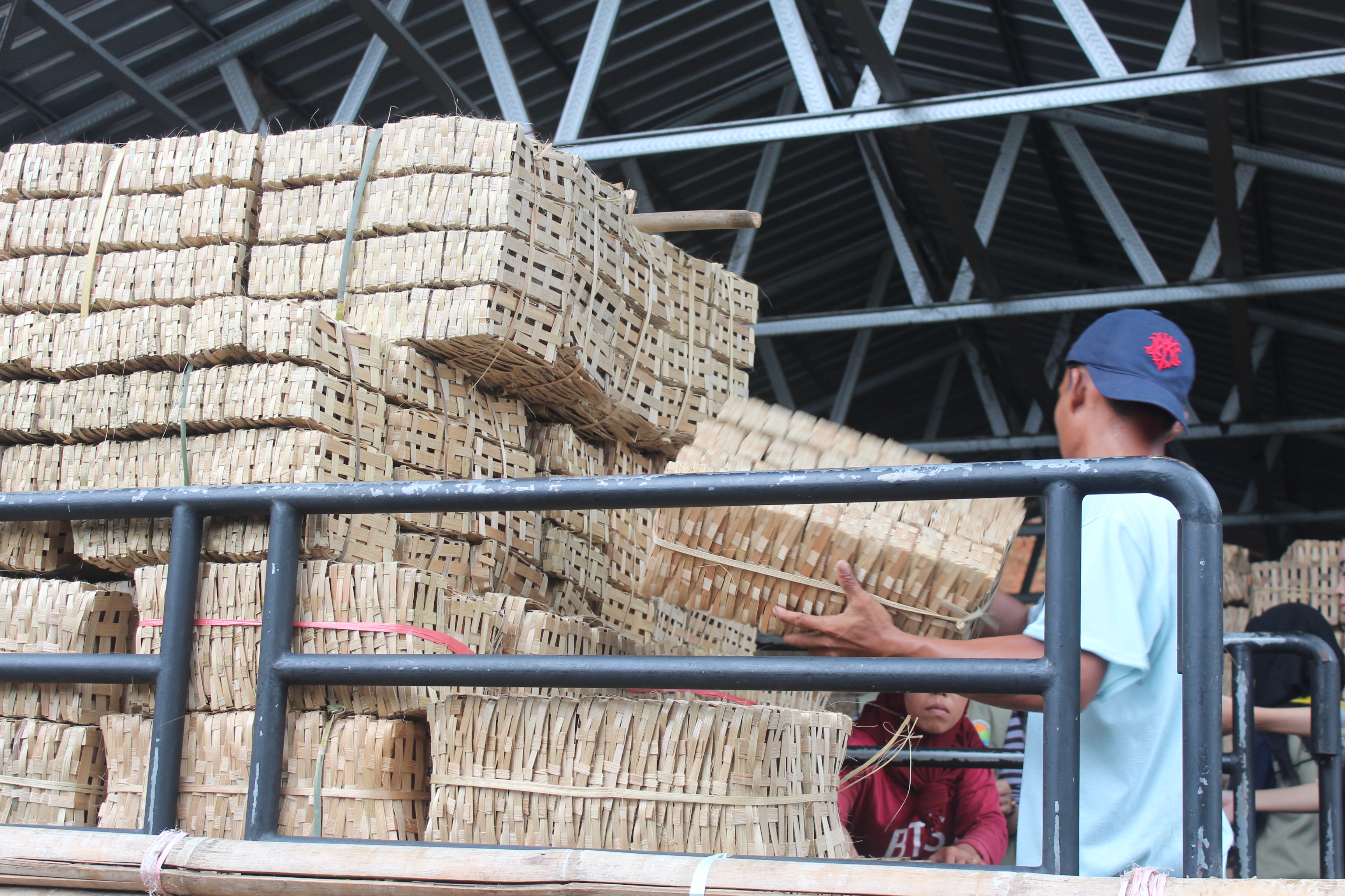 Reyeng dimuat ke atas pick up | sumber: Dokumentasi Tim KKN Sawijen Kajen