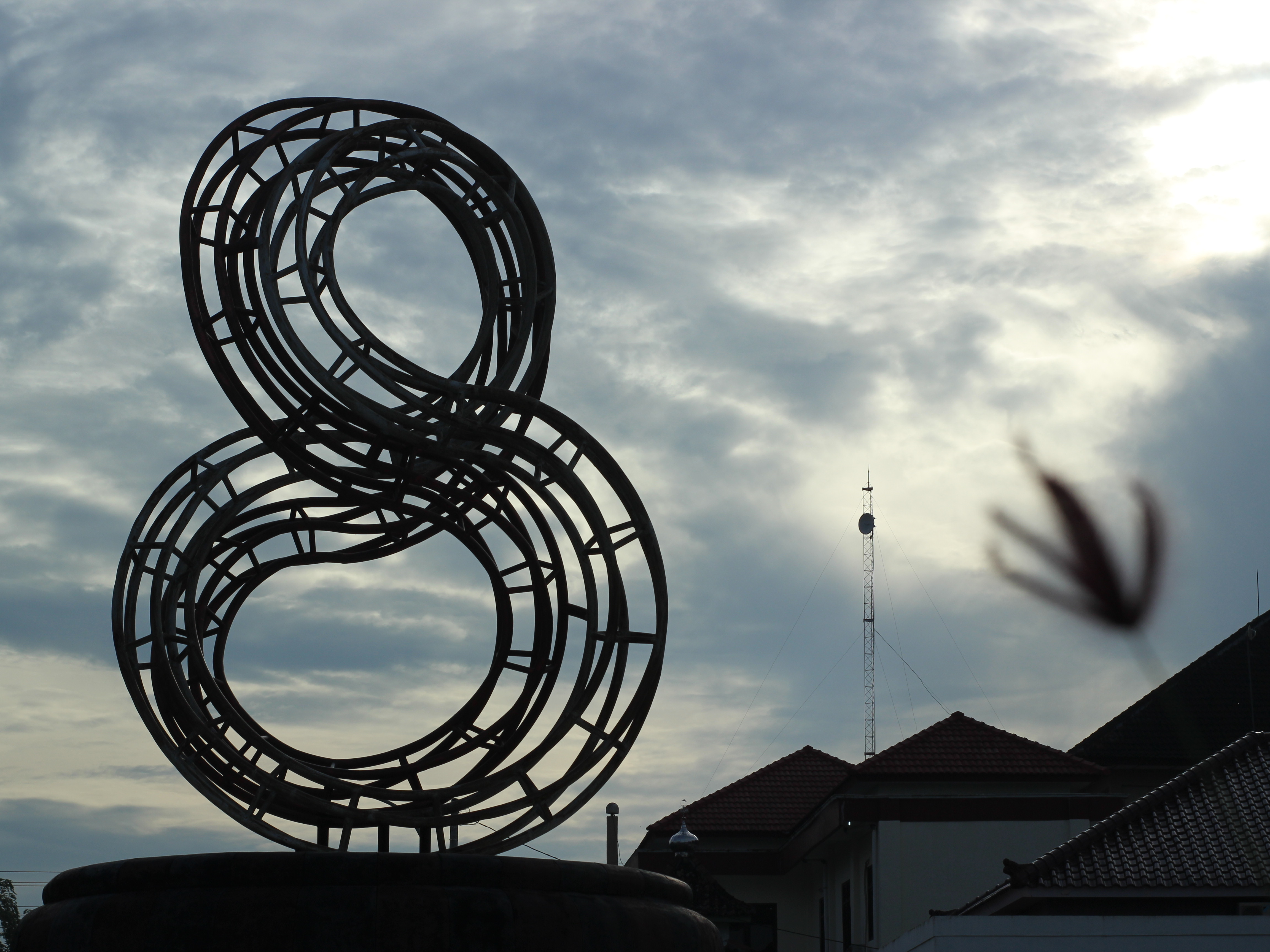 Seni Arsitektur Menyerupai Bentuk Makanan Geblek di Taman Budaya Kabupaten Kulon Progo, Provinsi Jogjakarta, Indonesia | Sumber: Dokumentasi Pribadi