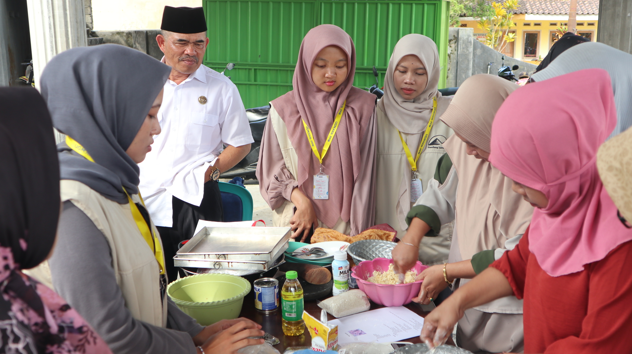 Pembuatan Pia Salak oleh Tim KKN-PPM UGM 2024 bersama Warga Desa Tamanayu