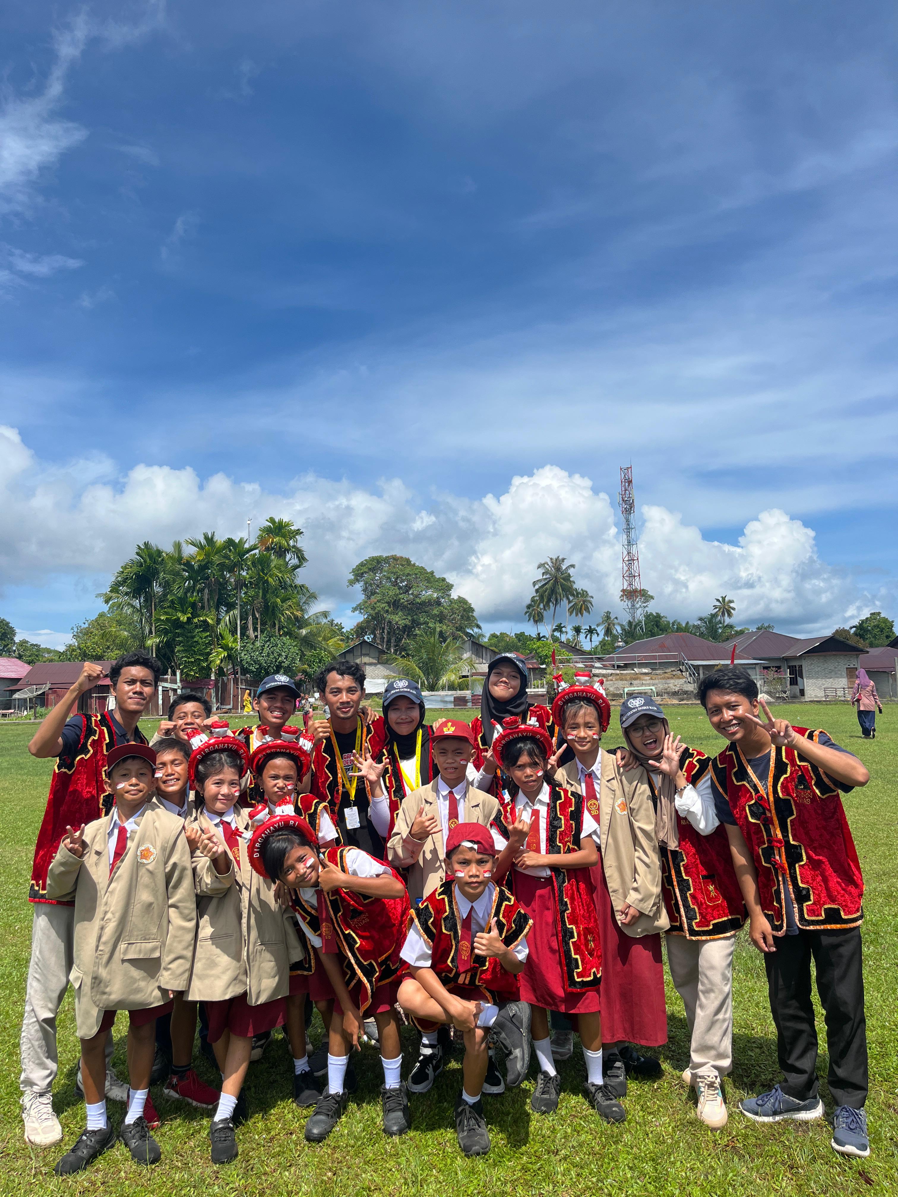 Anak-anak Ujung Sialit bersama mahasiswa setelah menampilkan Maena