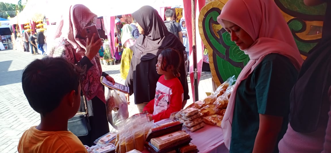 Pameran Produk RIS khas Desa Tamanayu pada Event Lumajang Creative Week