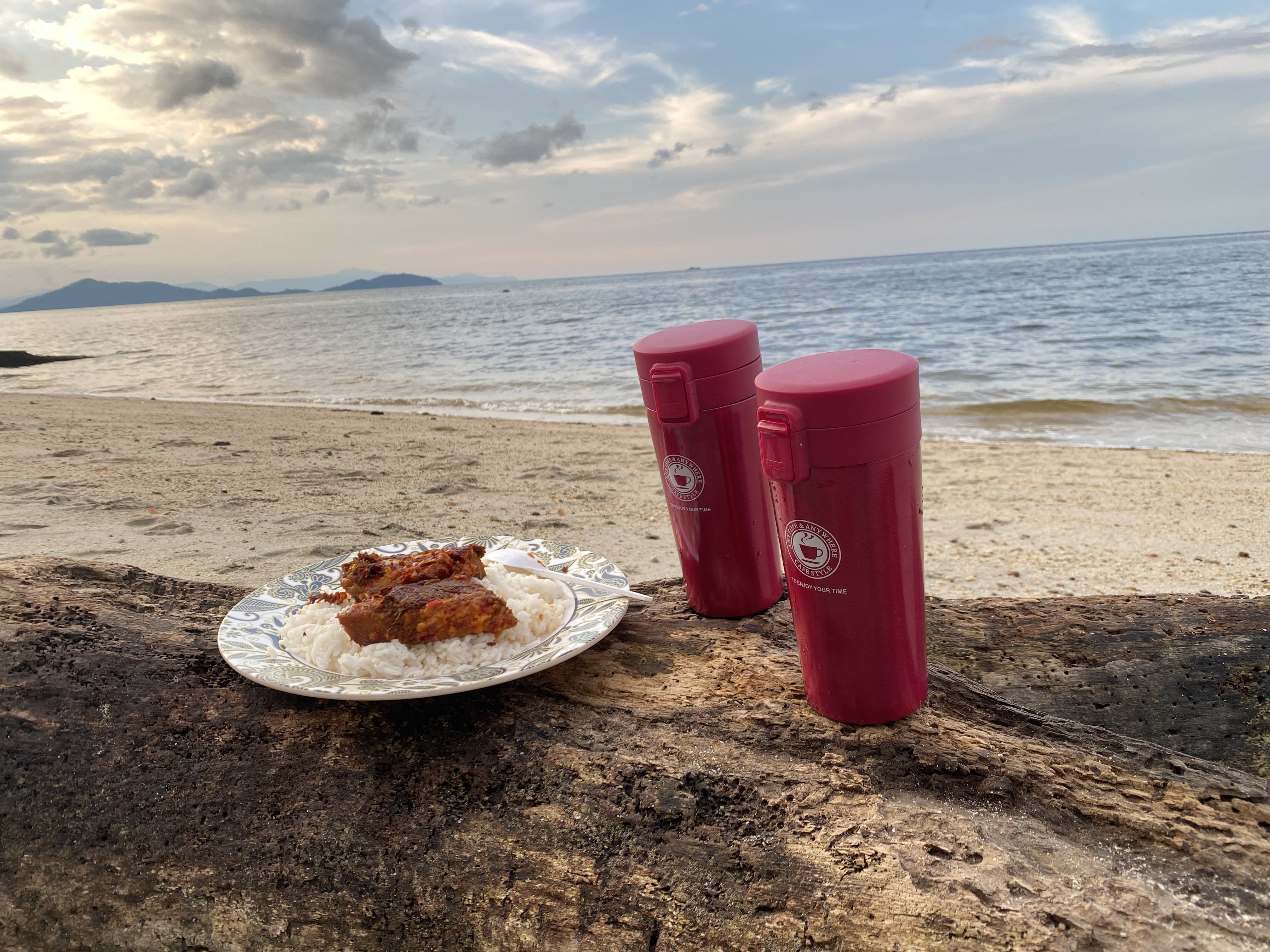 Pinggir Pantai Sowa. Dokumen Pribadi/Hana Anisa