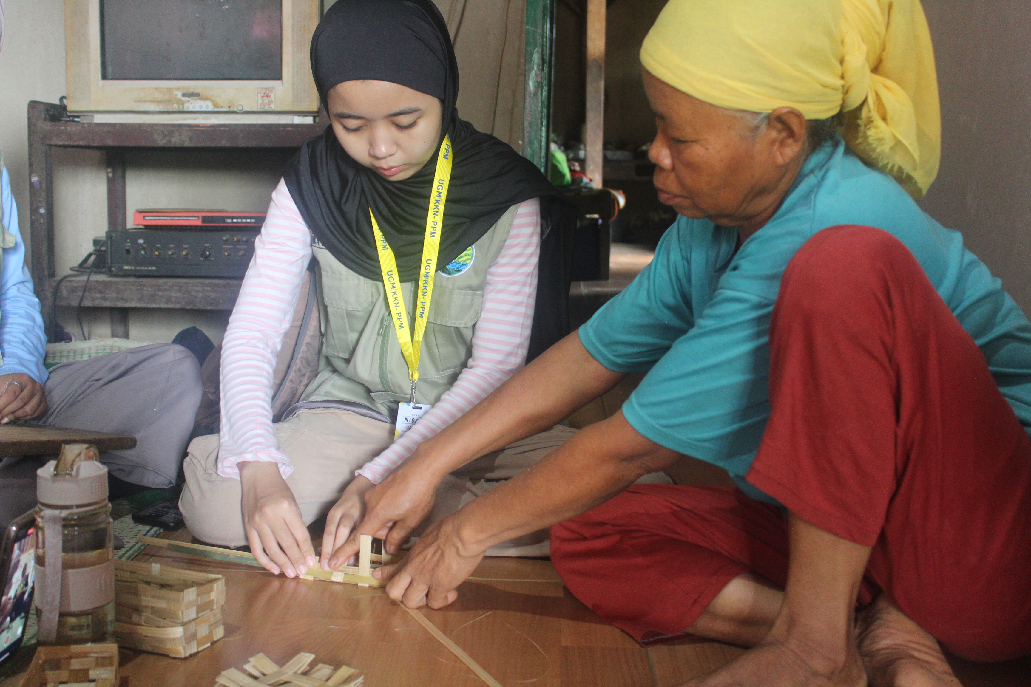 Tim KKN Sawijen Kajen mecoba membuat reyeng bersama warga Desa Kutorojo | sumber: Dokumentasi Tim KKN Sawijen Kajen