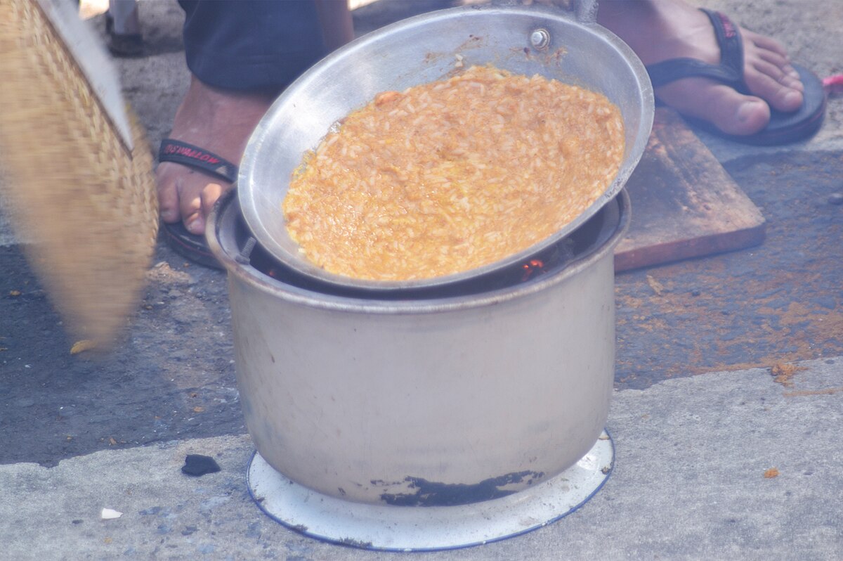 Proses pembuatan kerak telor, makanan khas Betawi | Foto: Wikimedia Commons (Yuriandrian85)