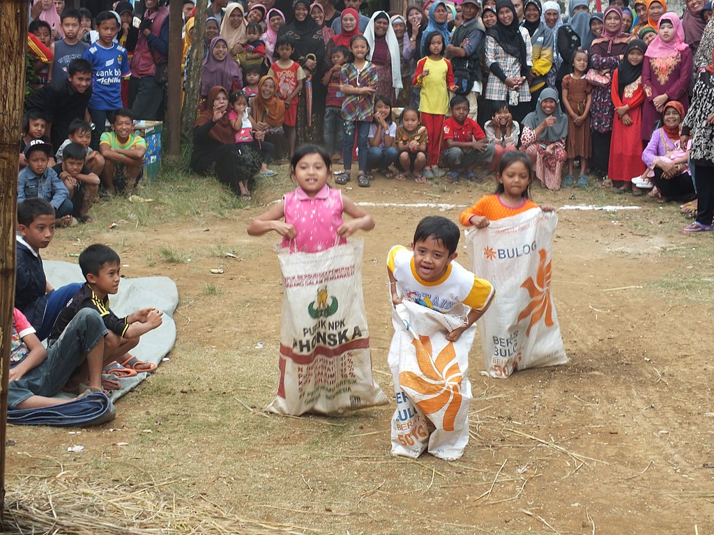 gambar permainan lomba balap karung, salah satu permainan tradisional asli indonesia