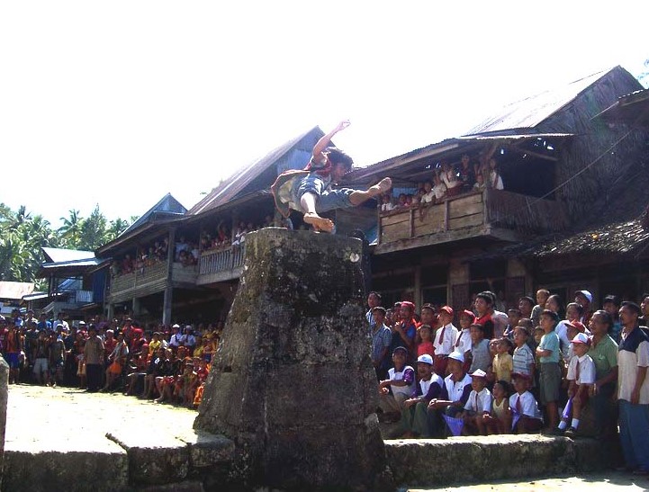 Fahombo, Tradisi Lompat Batu di Nias | Photo by Doni Ismanto from Wikipedia