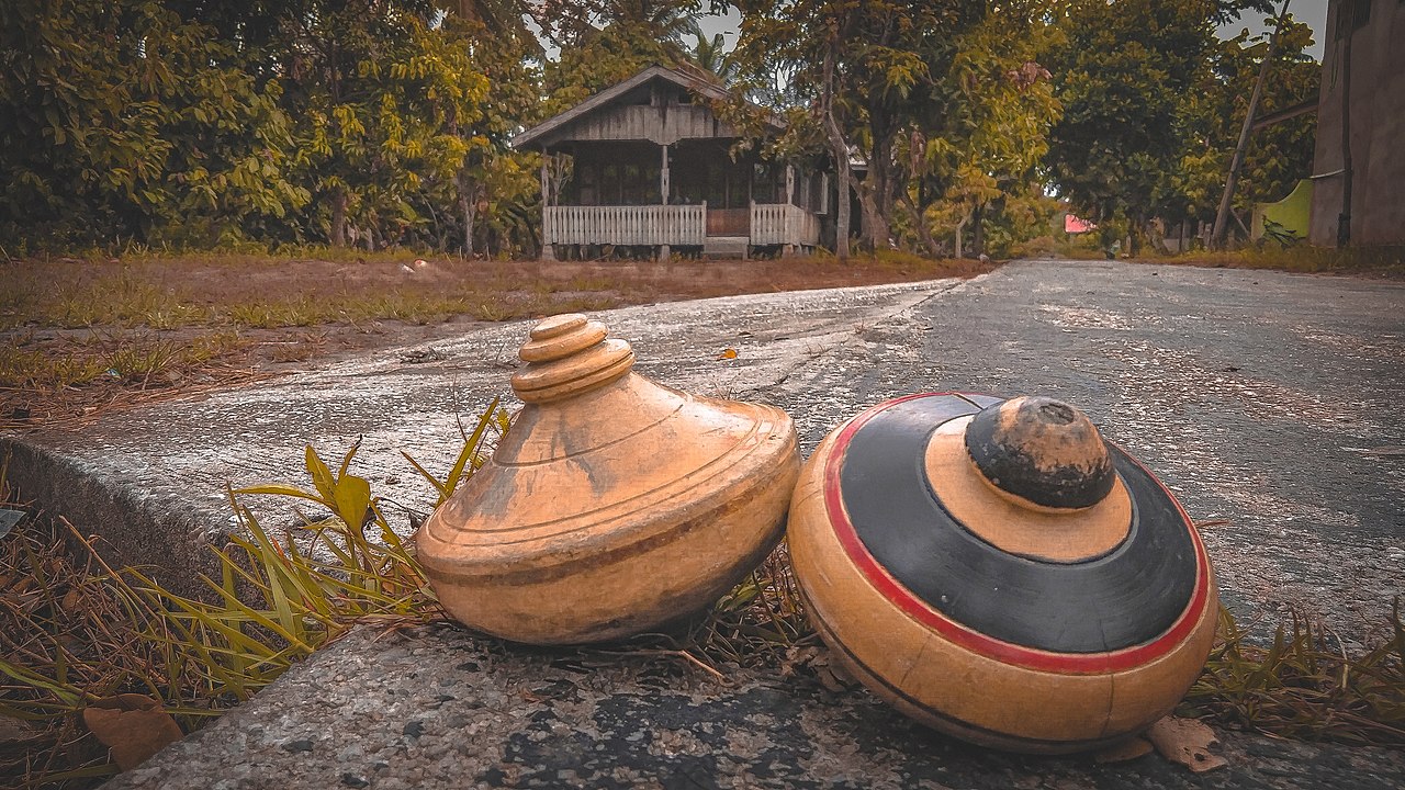 gasing - permainan tradisional asli indonesia