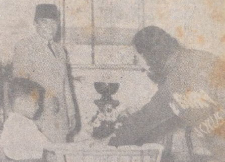 Petrus Jericho Lumakeki disambut Presiden Sukarno dan putranya, Guruh di Istana Merdeka. (Sumber: Merdeka/IPPHOS)