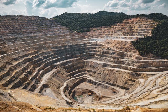 Foto oleh Vlad Chețan dari Pexels: https://www.pexels.com/id-id/foto/penggalian-penambangan-di-gunung-2892618/