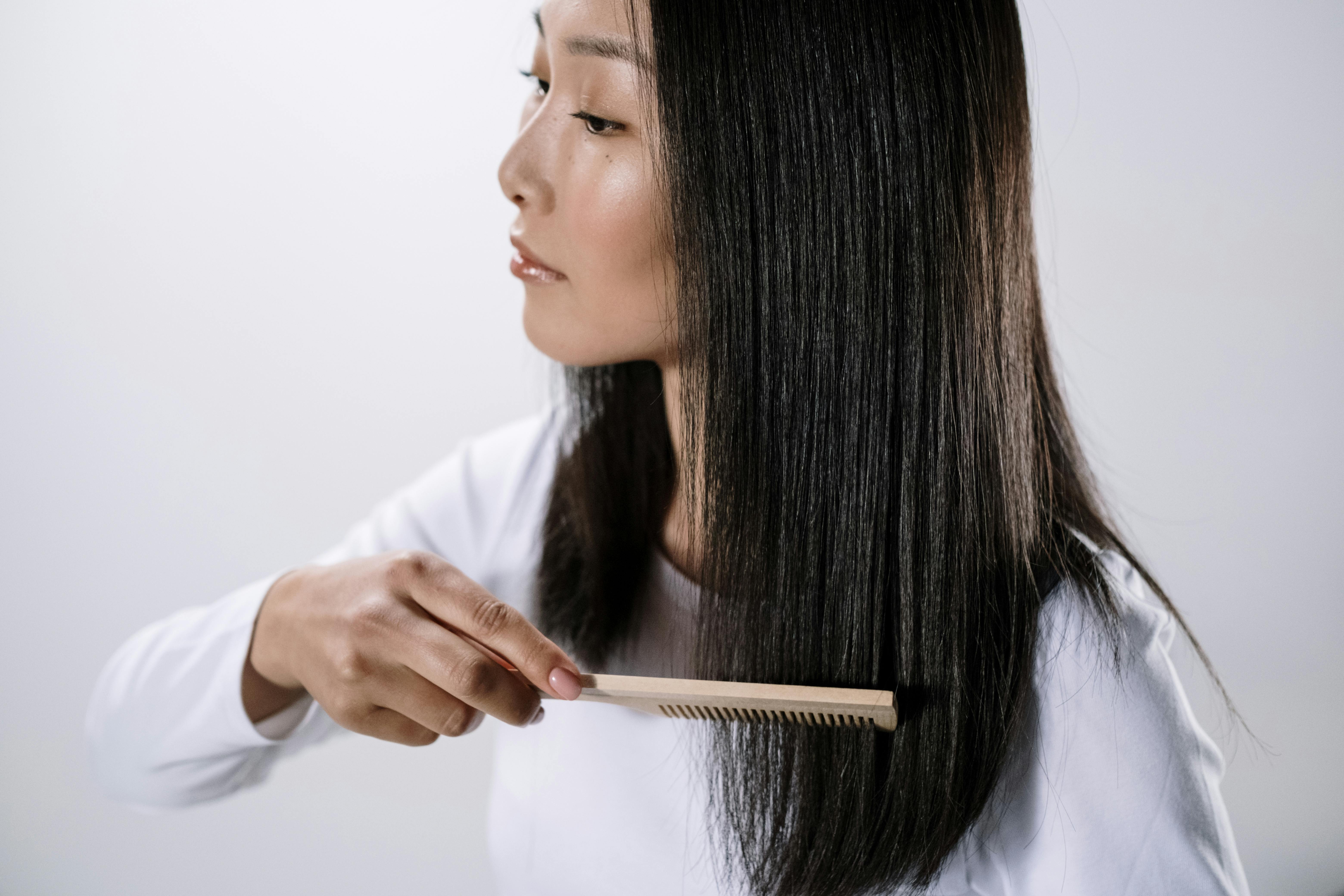 Perempuan sedang Menyisir Rambutnya | Sumber: Pexels (cottonbro studio)