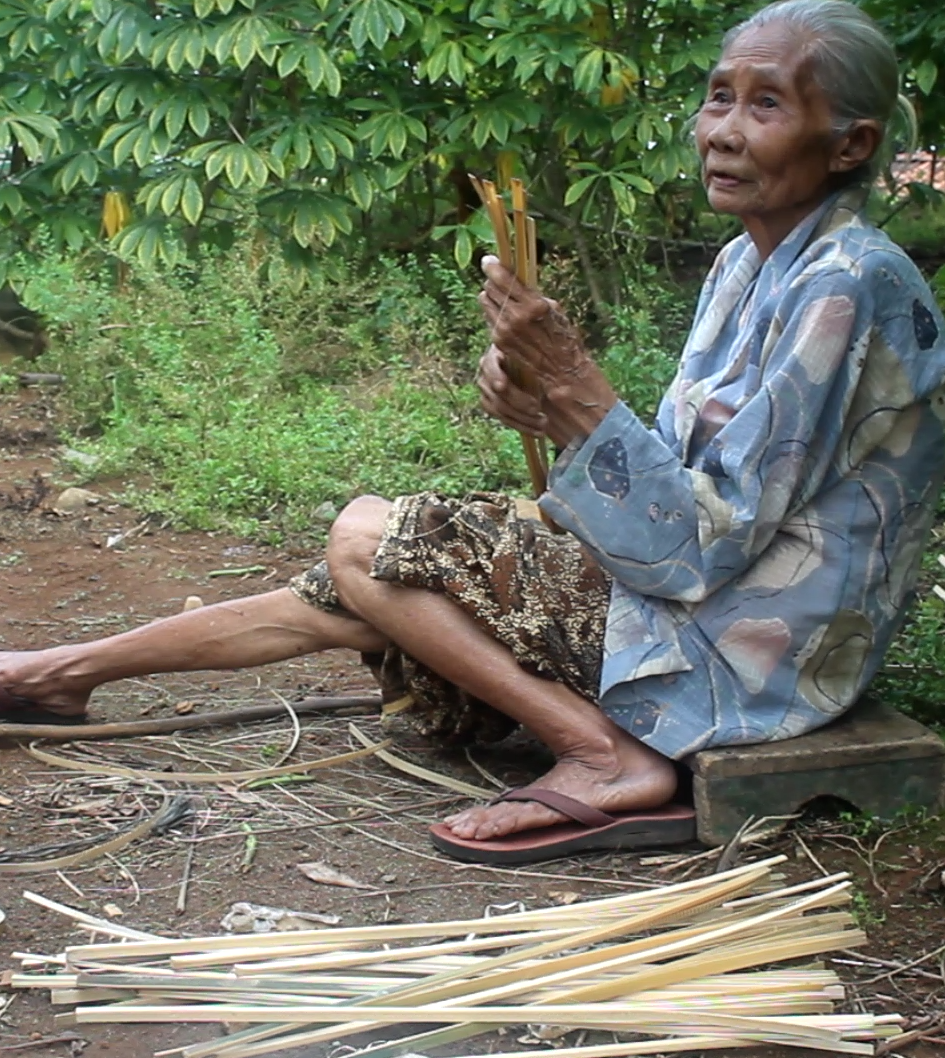 Proses memotong-motong bambu menjadi bilah-bilah bambu | sumber: Dokumentasi Tim KKN Sawijen Kajen