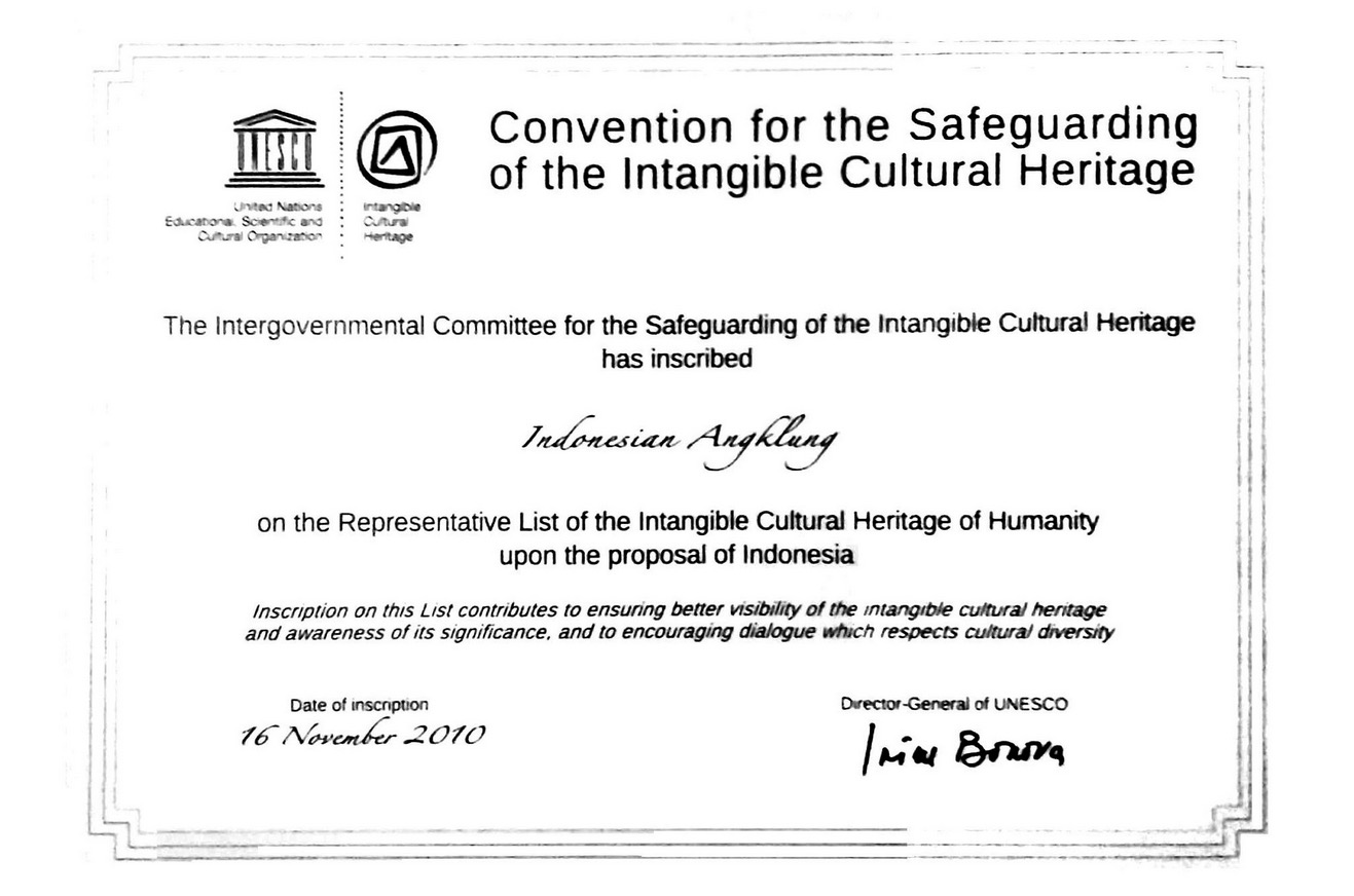 Sertifikat inskripsi angklung sebagai warisan budaya takbenda asal Indonesia. (Sumber: KWRI UNESCO)