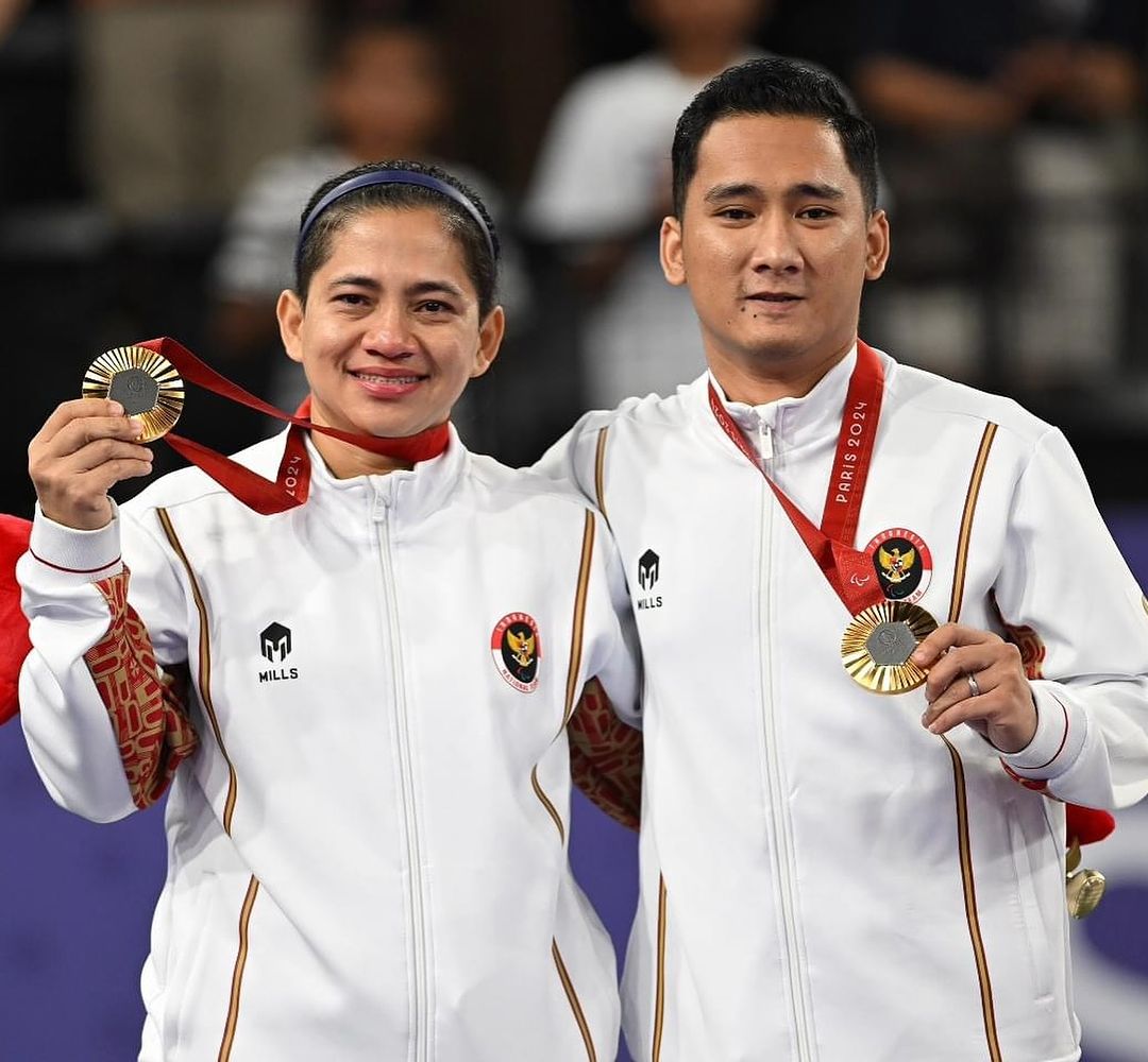 Hikmat Ramdani dan Leani Ratri Oktila meraih medali emas di Paralimpiade Paris 2024. © Instagram @oktila_lr.