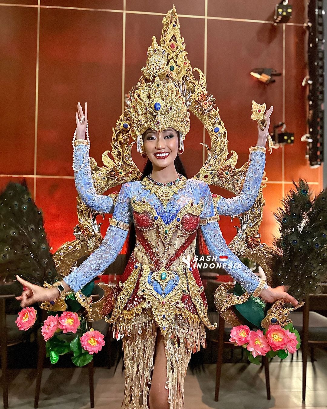 Kostum tradisional Ni Ketut Permata Juliastrid Sari, wakil Indonesia di ajang Miss Cosmo International 2024. © instagram @inggikendran.official.