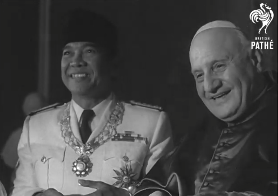 Presiden Sukarno bertemu dengan Paus John XXIII di Vatikan pada 14 Mei 1959. (Sumber: Youtube/British Pathe)