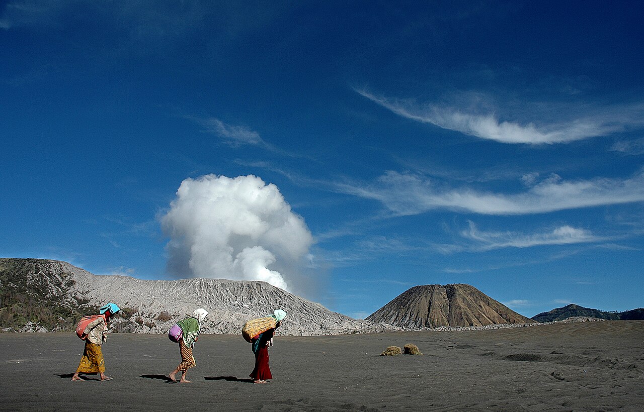 Tiga Wanita Suku Tengger dengan Latar Belakang Gunung Bromo