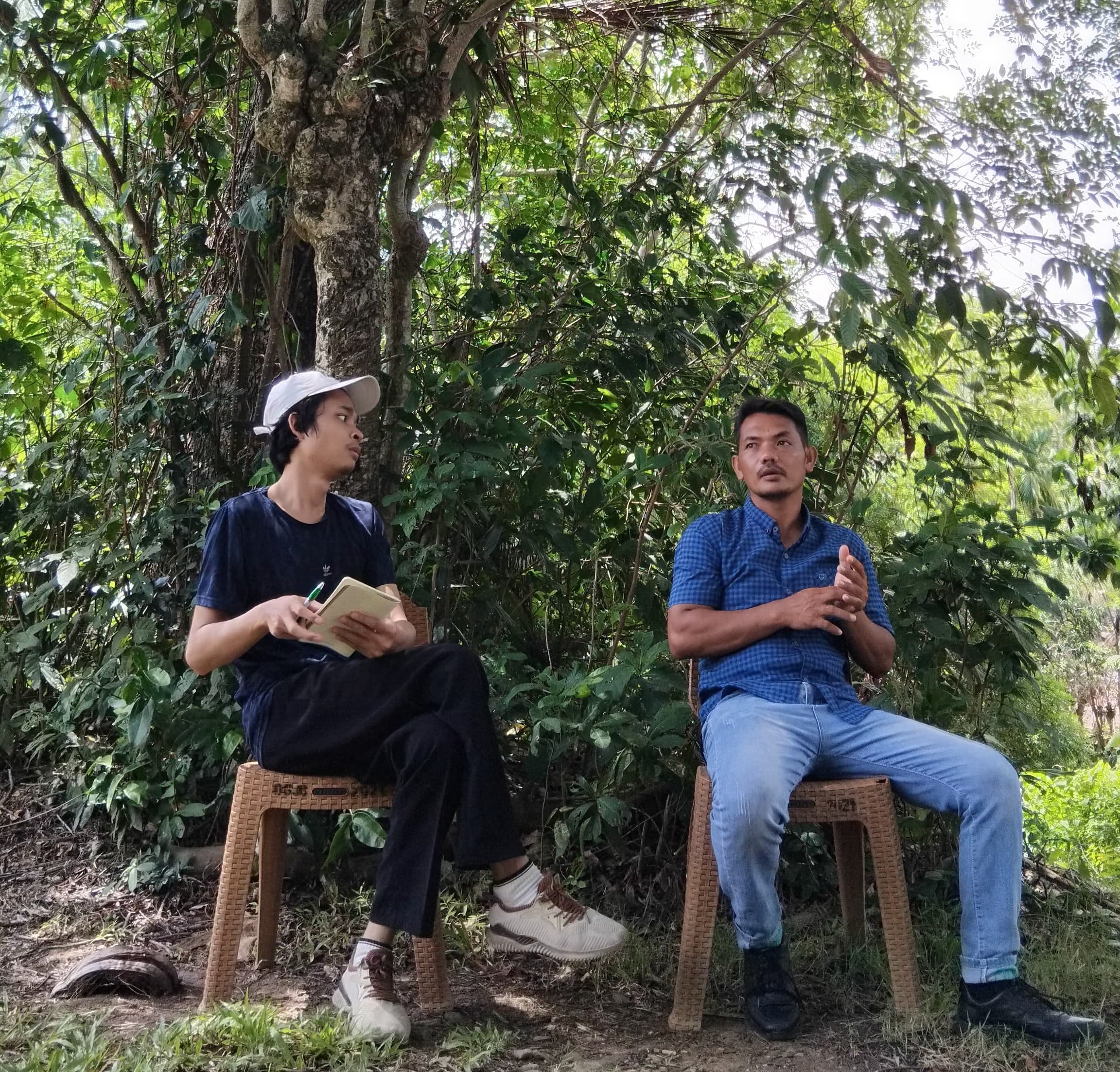 Wawancara dengan Mahmudi (Sebelah kanan) ketua Hutan Kemasyarakatan (HKm) Lindung Gampong Jaboi. (Dokumentasi Pribadi, Rabu 11/09/2024)