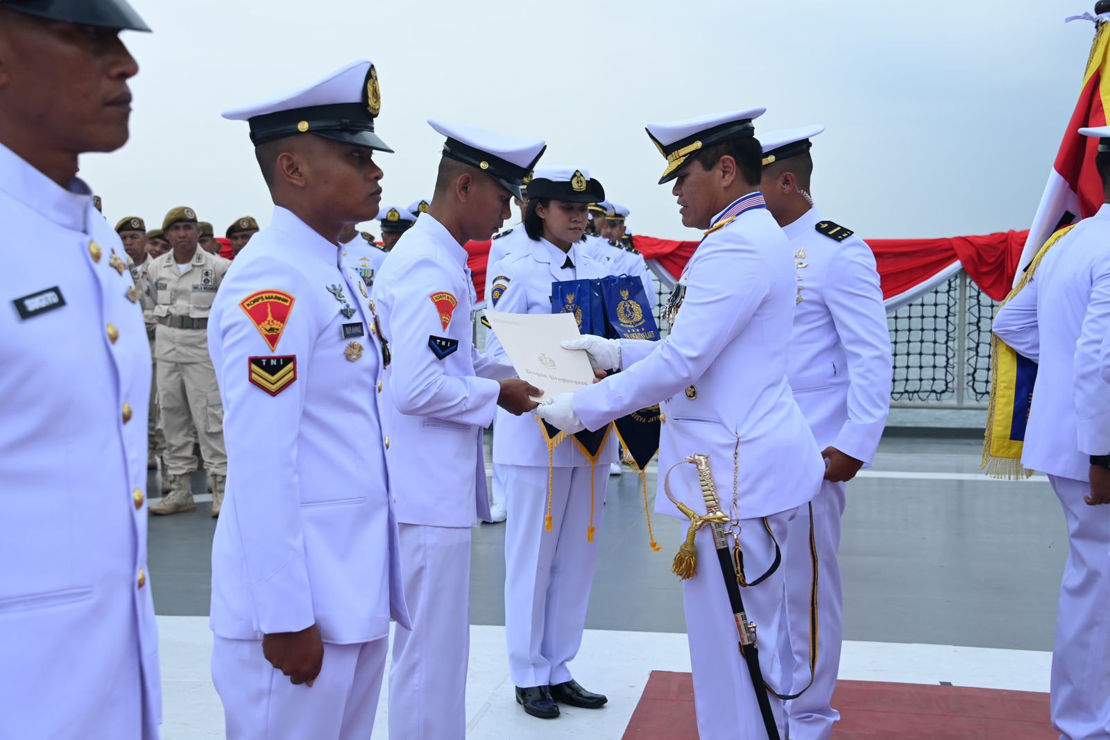 Penghargaan kepara prajurit saat HUT ke-79 TNI AL | TNI AL