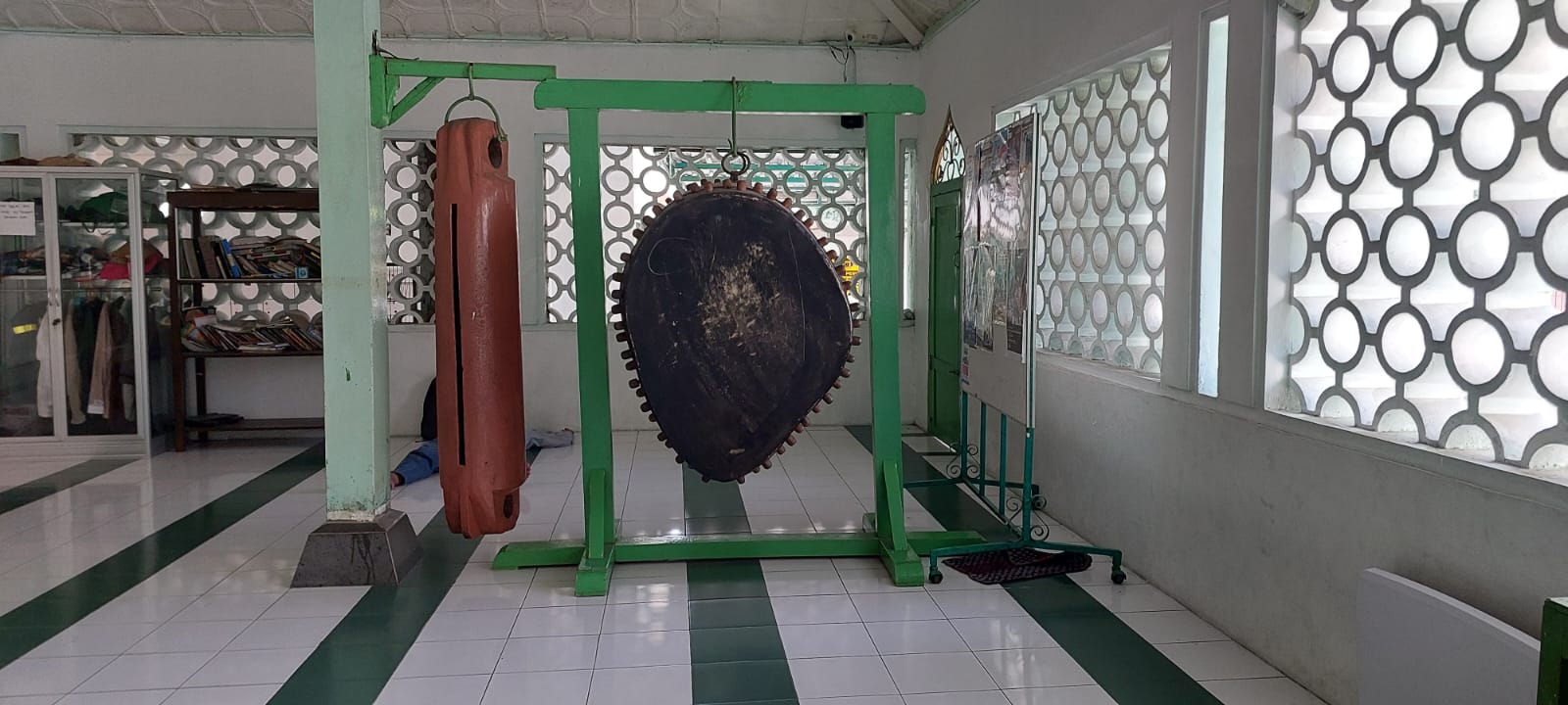 Kentongan dan Bedug berusia ratusan tahun. Dokumen pribadi/Hana Anisa
