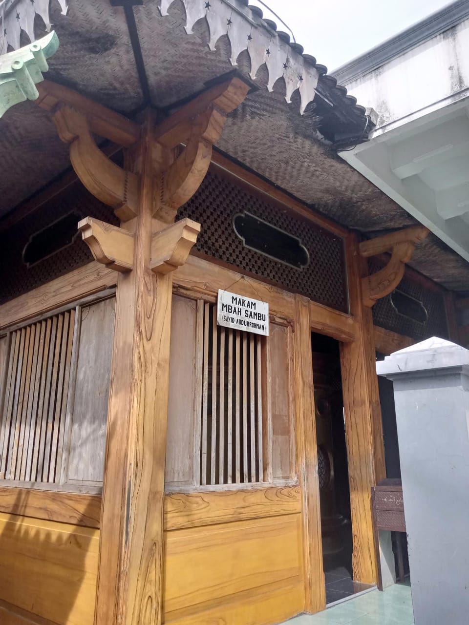 Pintu masuk makam Mbah Sambu
