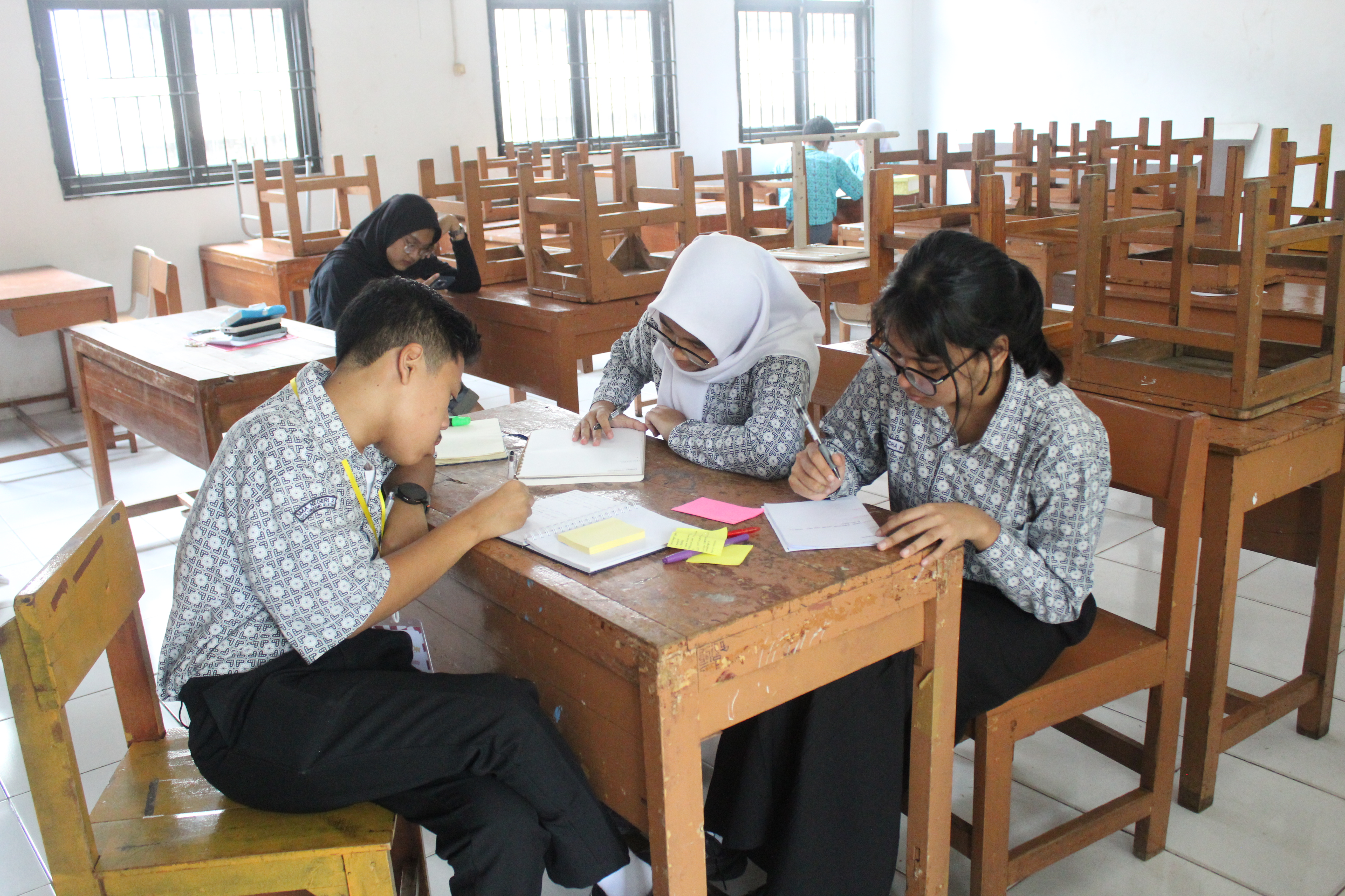 Peserta debat melakukan casebuilding mosi. Sumber: Dokumentasi Panitia Duviction