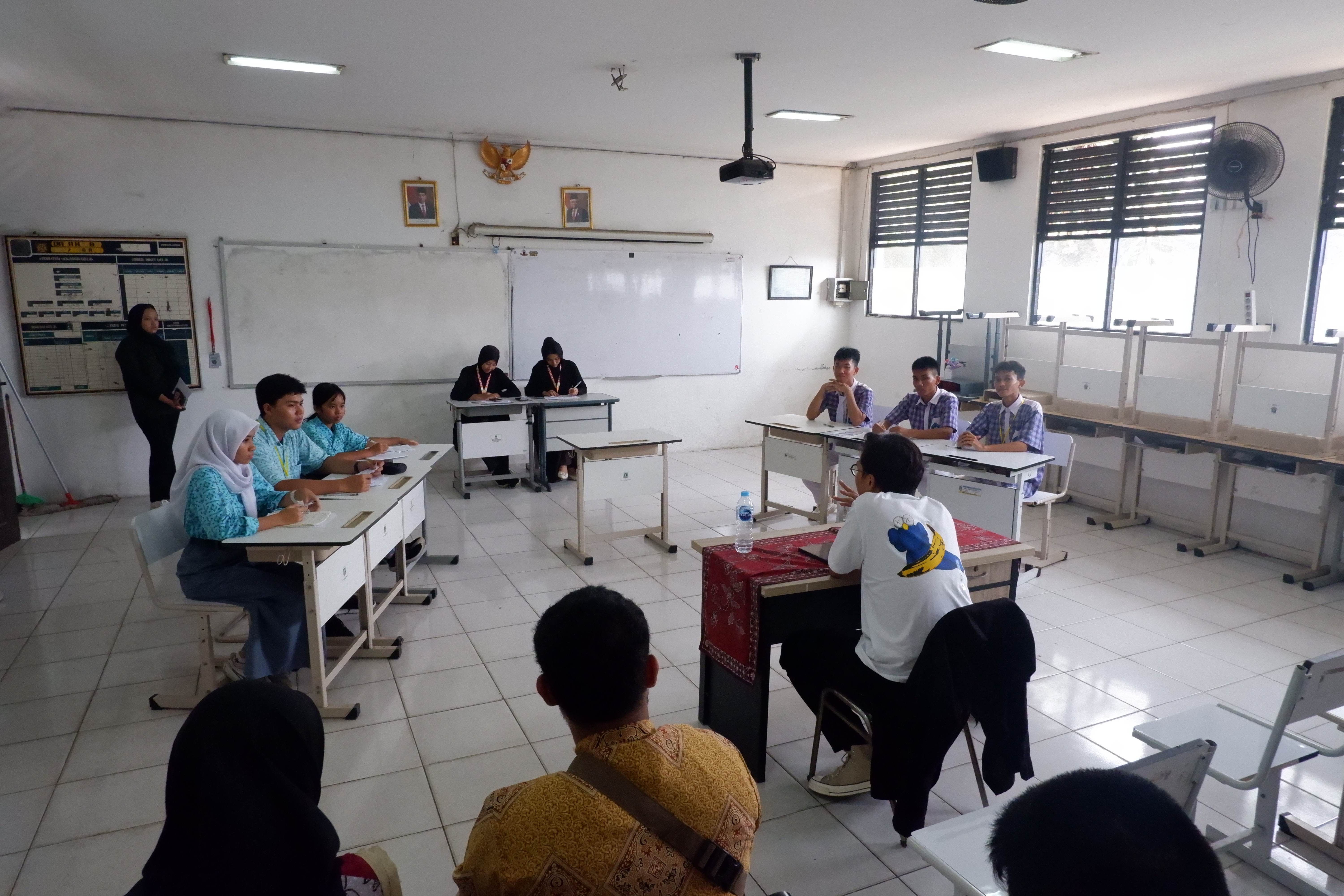 Suasana perdebatan di ruang debat. Sumber: Dokumentasi Panitia Duviction 2024