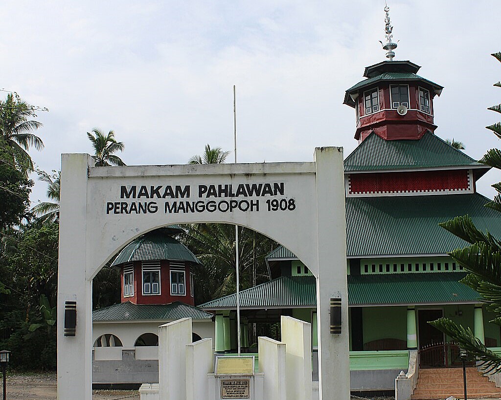 Masjid Siti Manggopoh | Photo by Zhilal Darma via Wikimedia Commons