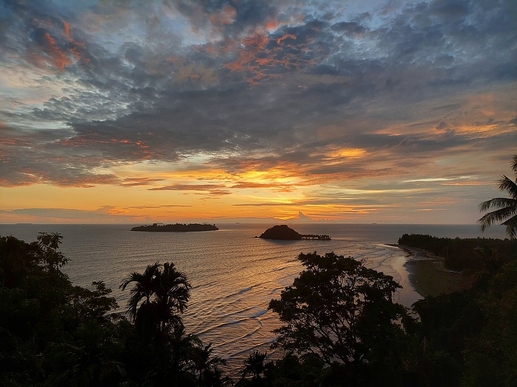 Pemandangan pantai air manis (Wikimedia Commons/Rhmtdns)