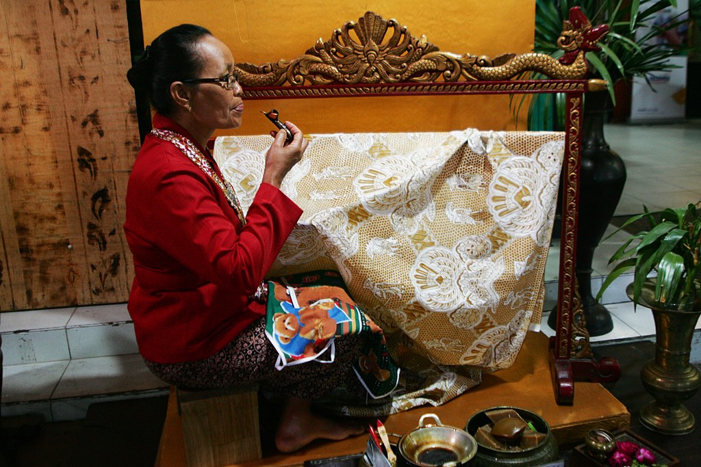 Proses Pembuatan Batik Tulis | Photo by Ivuvisual, via Wikimedia Commons