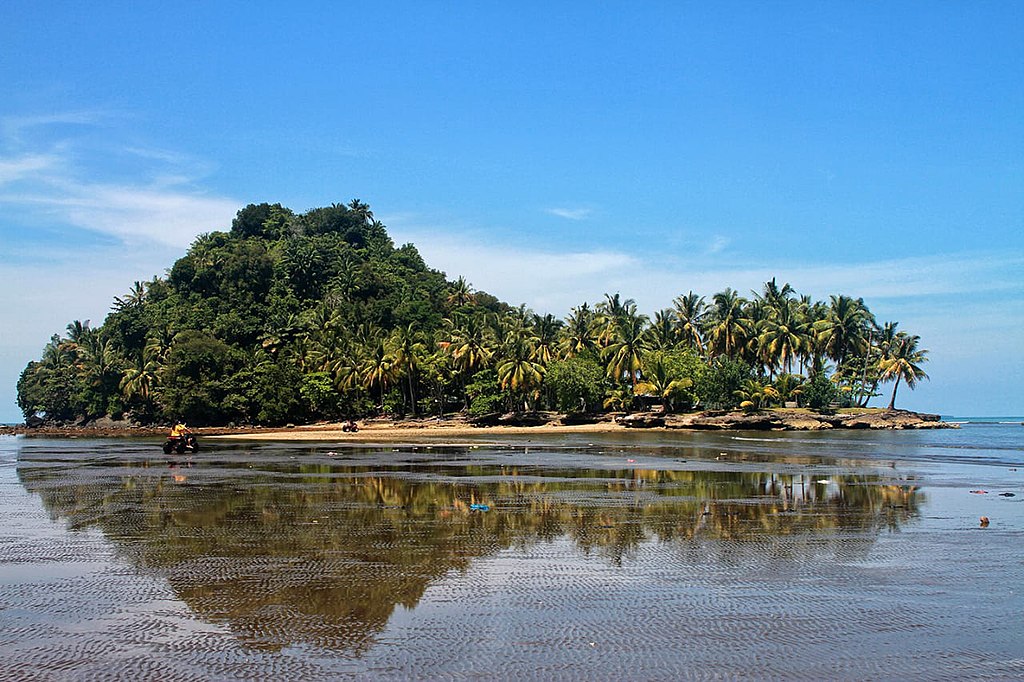 Pantai air manis (Wikimedia Commons/Official Website of Badan Tenaga Nuklir Nasional)